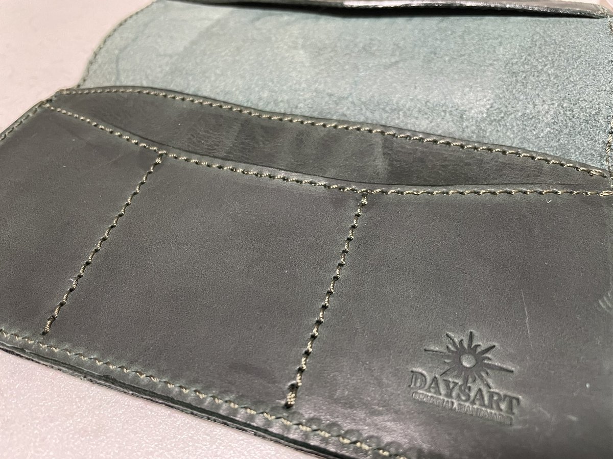 kkuto910's tweet image. おはろ〜(˙◁˙)
春に財布買うのが良いそうなので、こちら(˙◁˙)
落ち着いた色合いと牛革の柔らかさが素敵です(˙◁˙)
因みにお札とカード×6、レシートが入ります(˙◁˙)
#DAYSART