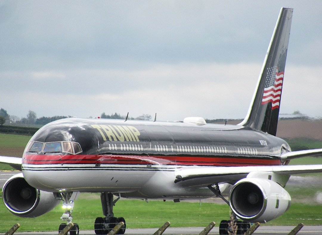 BloodyPolitics's tweet photo. A flypast of Trump Turnberry Golf Resort. But of course.
My 📸 of #N757AF https://t.co/GmJcRqFBab