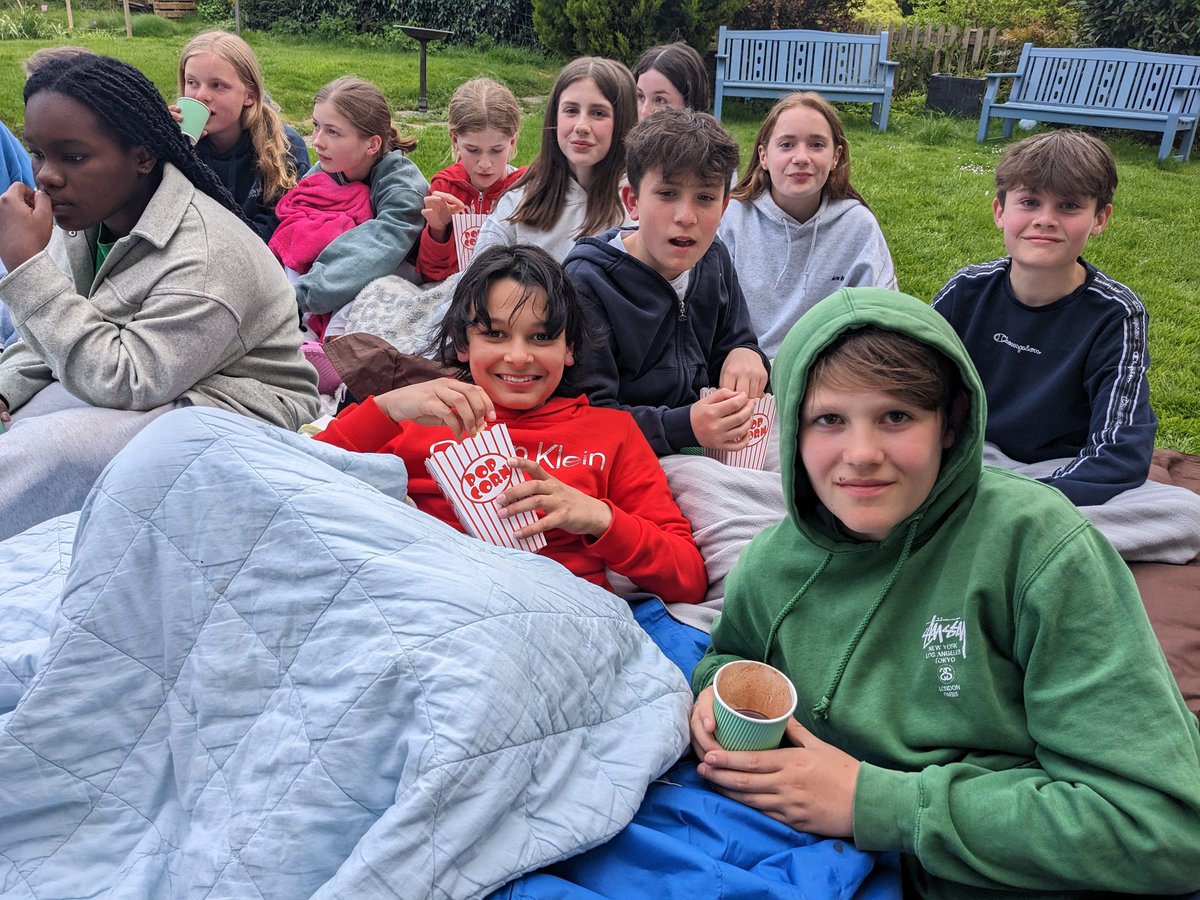 Y8 fun night: some time in the common room followed by outdoor cinema 📽️ #iloveboarding #popcorn #hotchocolate #prepschool