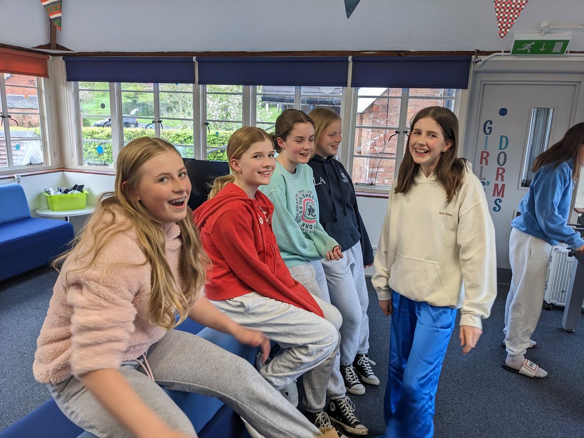 TDMHouseParents's tweet photo. Y8 fun night: some time in the common room followed by outdoor cinema 📽️ #iloveboarding #popcorn #hotchocolate #prepschool https://t.co/AHyHdHWaDg