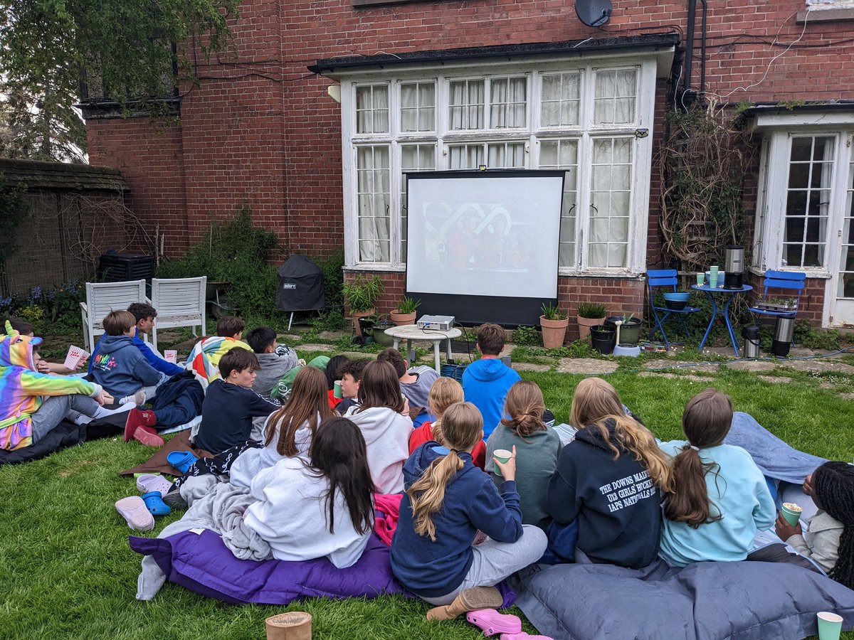 TDMHouseParents's tweet photo. Y8 fun night: some time in the common room followed by outdoor cinema 📽️ #iloveboarding #popcorn #hotchocolate #prepschool https://t.co/AHyHdHWaDg