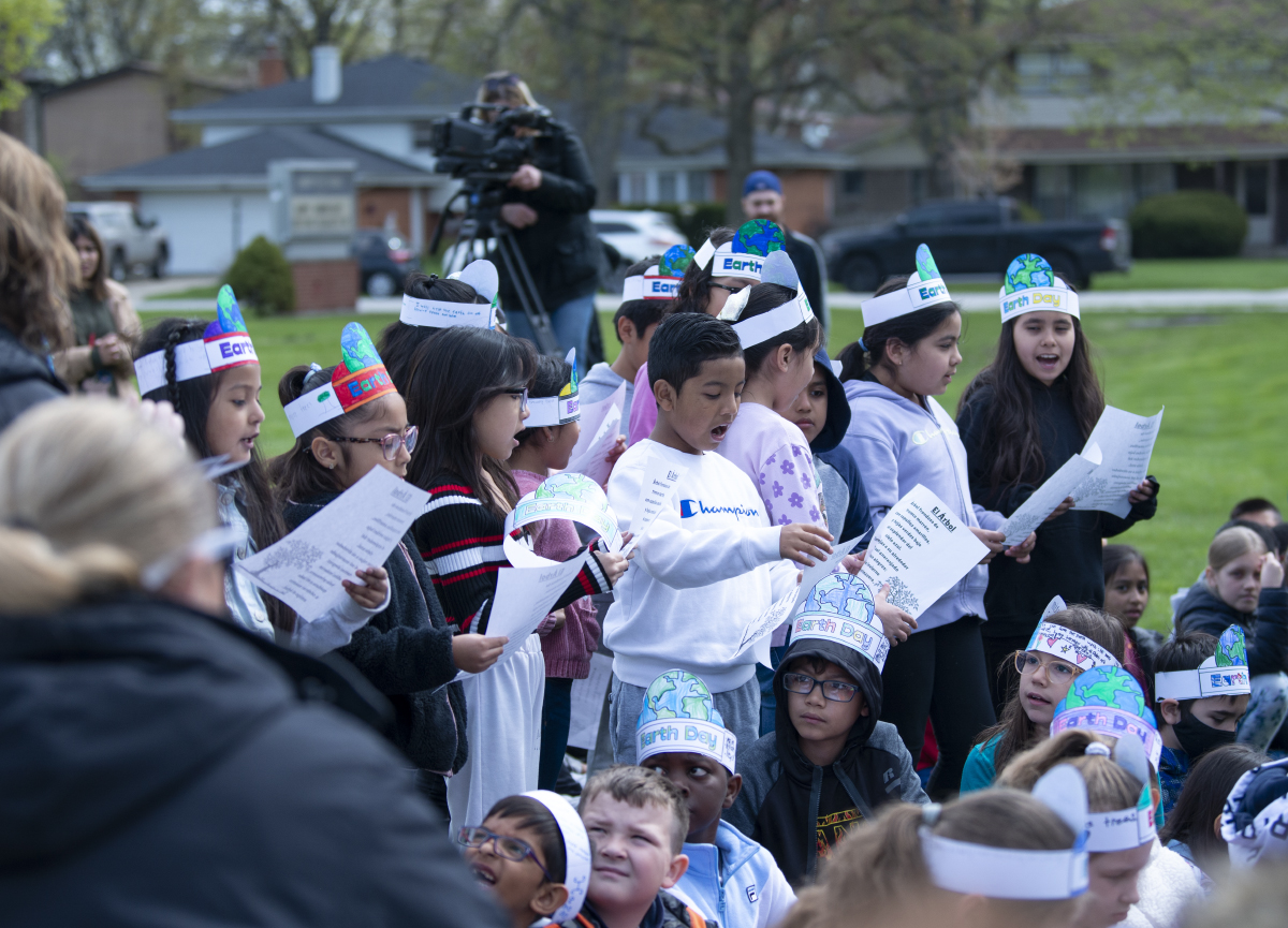 CCSD59's tweet photo. Last week, the Village of @MountProspect held its Arbor Day celebration, with Robert Frost Elementary being this year's site. 

Village officials, including Mayor Paul Hoefert, joined students and staff in planting a new tree at the school: https://t.co/lQCclna0g9

#D59Learns https://t.co/x076RRGIy3