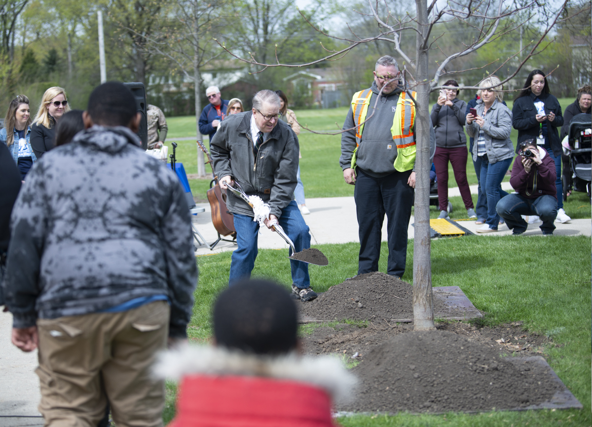 CCSD59's tweet photo. Last week, the Village of @MountProspect held its Arbor Day celebration, with Robert Frost Elementary being this year's site. 

Village officials, including Mayor Paul Hoefert, joined students and staff in planting a new tree at the school: https://t.co/lQCclna0g9

#D59Learns https://t.co/x076RRGIy3