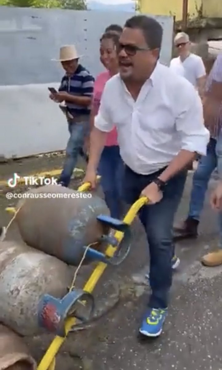 SonPolemicas's tweet photo. Por qué Benjamín Rausseo no le lleva unas bombonas a las 100 familias que estafó en El Tigre con unas casas que les vendió y nunca se las entregó? Allá lo esperan... https://t.co/LkStPmIfA7
