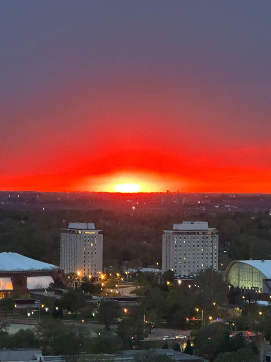 IllinoisStateU's tweet photo. The sun is setting on the spring semester. One final push, Redbirds 🤞
📸: jongmin.lee on Instagram https://t.co/I1mpPoX1Ix