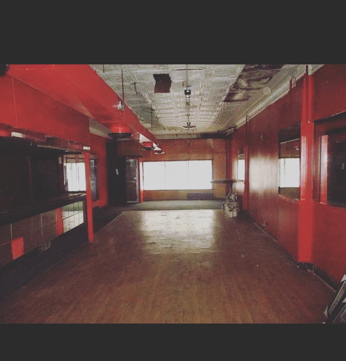 Digbyman's tweet image. **BEFORE**
@thesocialnetwork75  Where you will experience the ultimate gaming adventure with a side of temptation, at our e-gaming lounge. You will satisfy your cravings with our scrumptious food and drink selection! thanks to @cclfchicago for its commit to support entrepreneurs