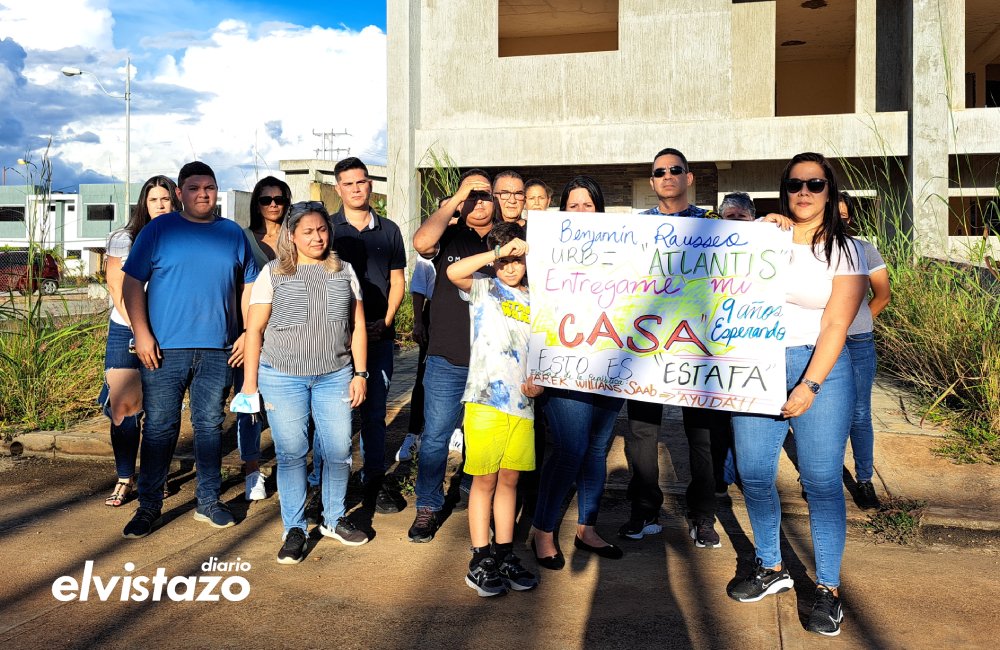 SonPolemicas's tweet photo. Por qué Benjamín Rausseo no le lleva unas bombonas a las 100 familias que estafó en El Tigre con unas casas que les vendió y nunca se las entregó? Allá lo esperan... https://t.co/LkStPmIfA7