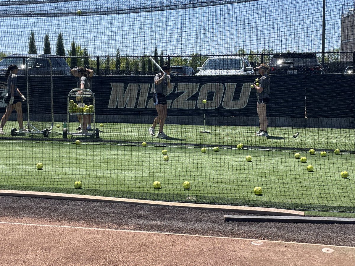 What do you do the day before regionals? You have pregame practice at MIZZOU! Thank you <a href="/CoachLarissaA/">Larissa Anderson</a> <a href="/MizzouSoftball/">Mizzou Softball</a> 
🥎🐯 #SCCougs