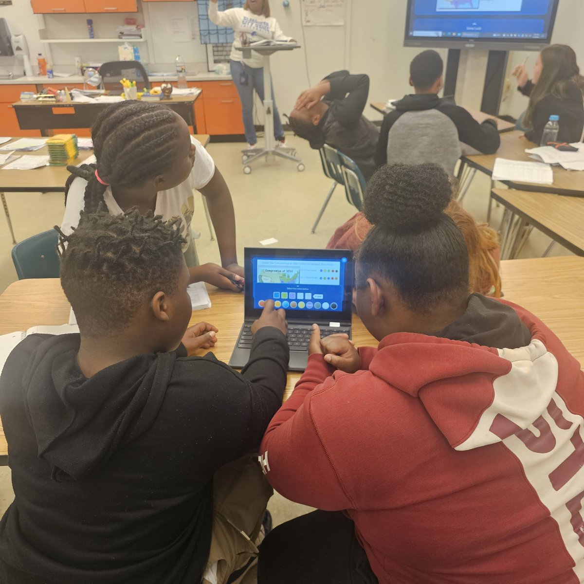 Smallblocktech's tweet image. Another fun and engaging day using BreakoutEDU with grade 6 History USI.9b
@breakoutEDU
@jennthomas75
@CradockES 
@ebracyPPS
@JolleyLa
@MrsFergusonCrES
@PortsVASchools 
#PPSshines 
#PPStrt