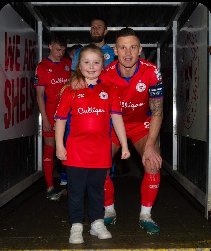 Realbarneycarey's tweet photo. A must for anyone with a #MiniRed in there family. Abbie will never forget this night #SFC https://t.co/Ksx1jxNjKD