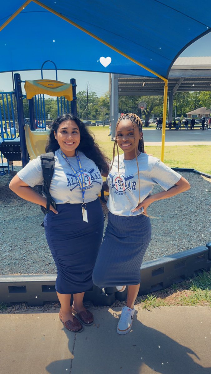 iKeepUpwithK's tweet photo. Twinning 💙🤍🖤 @YalitzaMtz https://t.co/feIpvX95d6