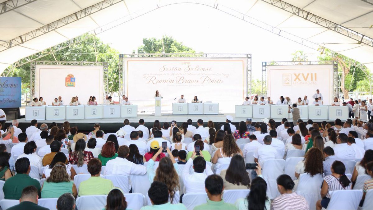 BlancaMerariPM's tweet photo. Tuve la oportunidad de felicitar y externar mi reconocimiento al abogado especialista en Derecho Ambiental, José Luis Pedro Funes Izaguirre, quien hoy, en Sesión Solemne de la XVII Legislatura, recibió  la Medalla al Mérito de Protección Ecológica “Ramón Bravo Prieto”. https://t.co/FRPxe9uMJf