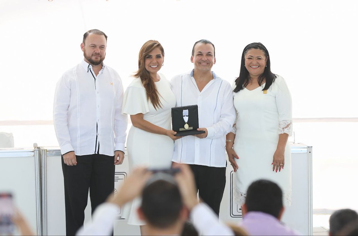 Tuve la oportunidad de felicitar y externar mi reconocimiento al abogado especialista en Derecho Ambiental, José Luis Pedro Funes Izaguirre, quien hoy, en Sesión Solemne de la XVII Legislatura, recibió  la Medalla al Mérito de Protección Ecológica “Ramón Bravo Prieto”.