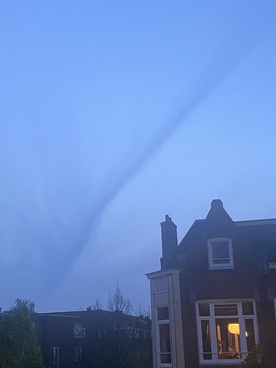 Legally020's tweet photo. What’s happening in #Amsterdam #weirdcloud. https://t.co/qVBpxwNXM2