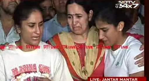 कुछ वैसे ही आँसू कुछ वैसी ही रात

मगरूर दिल्ली फिर से आतुर है थूका चाटने को 

#IStandWithMyChampions
#दिल्ली_पुलिस_शर्म_करो