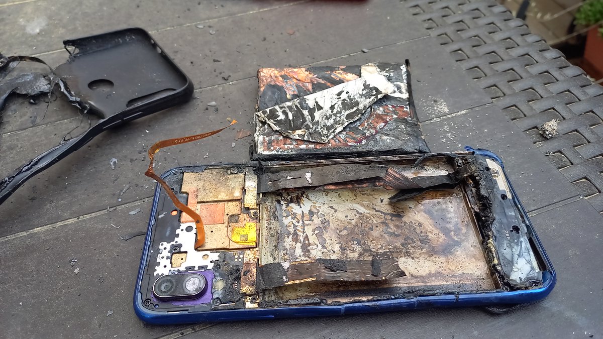 bruces_le's tweet photo. Hola @XiaomiEspana 
Así ha quedado mi #Xiaomi Redmi Note 7. Ha salido ardiendo, sin estar cargando, ni expuesto a ninguna fuente de calor... en la mesa de mi escritorio de trabajo.
💥 #xiaomiarde #xiaomi #xiaomiexplota
¿Me dais alguna solución? https://t.co/gW8h2SReaa