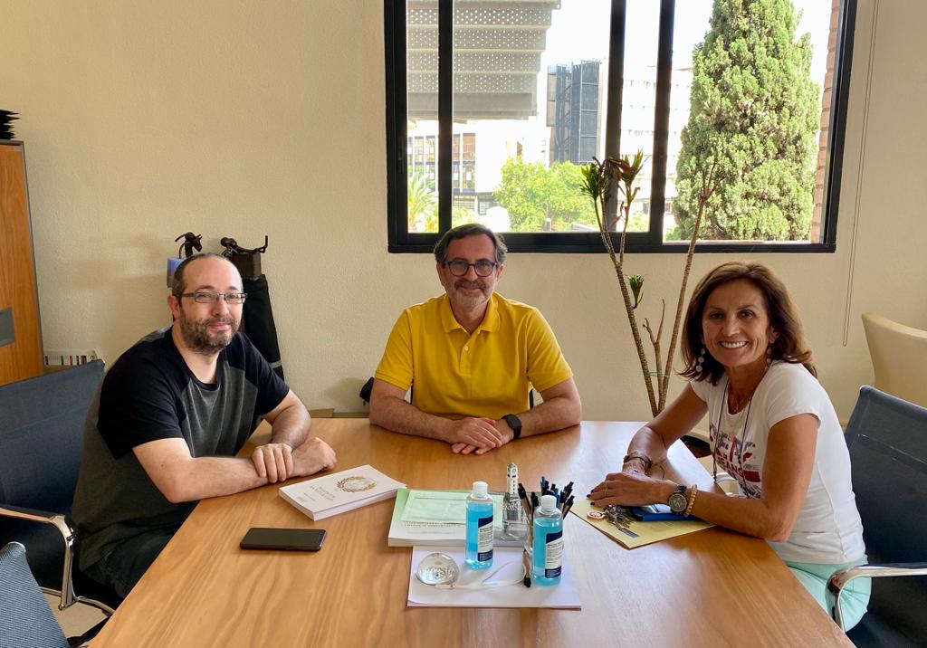 Academia Innovación (@innovandoudec) on Twitter photo Ya está nuestro profesor <a href="/FulgenLison/">Fulgencio Lisón</a> trabajando en <a href="/UMU/">Universidad Murcia</a>. Hoy, junto al Decano <a href="/grosenator/">Gaspar Ros</a> y la Vice-Decana <a href="/ElisaEscudero10/">Elisa Escudero</a> de la <a href="/fac_mur/">Facultad de Veterinaria de Mur</a> estuvieron planificando las actividades de nuestro proyecto de vinculación internacional de @AnidInforma sobre #OneHealth Ya está nuestro profesor <a href="/FulgenLison/">Fulgencio Lisón</a> trabajando en <a href="/UMU/">Universidad Murcia</a>. Hoy, junto al Decano <a href="/grosenator/">Gaspar Ros</a> y la Vice-Decana <a href="/ElisaEscudero10/">Elisa Escudero</a> de la <a href="/fac_mur/">Facultad de Veterinaria de Mur</a> estuvieron planificando las actividades de nuestro proyecto de vinculación internacional de @AnidInforma sobre #OneHealth