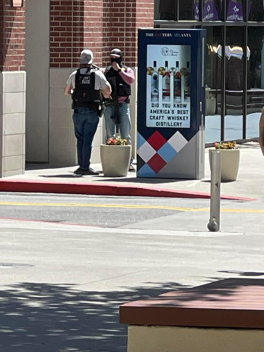 GAFollowers's tweet photo. Police are walking around The Battery with assault rifles looking for the suspect. https://t.co/ix4sEtuztC
