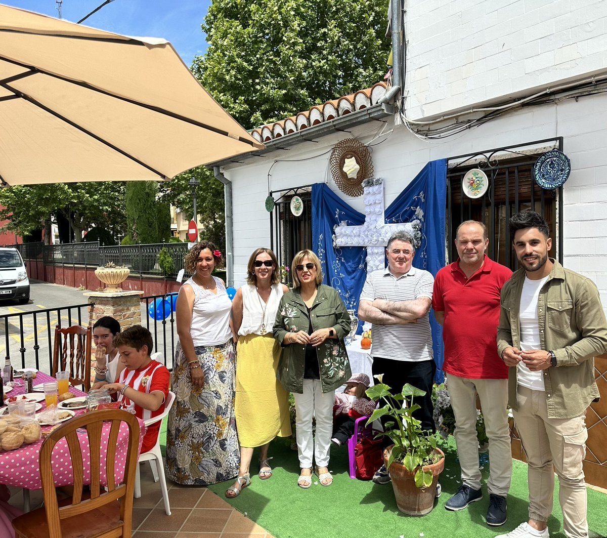 Asuarezm's tweet photo. Fabuloso #DiadelaCruzJun2023
Que recuerdos al ver vuestro entusiasmo y alegría en cada 1de las cruces que habéis montado y preparado con tanto cariño. Jóvenes, niños, asociaciones, amigos, etc.
Felicidades a todos por mantener las tradiciones y convivir con ilusión y entusiasmo. https://t.co/8XZviJPEAc