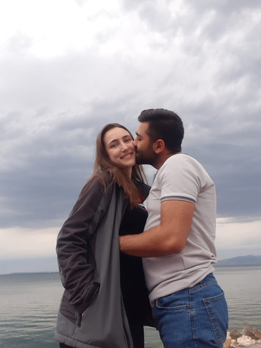 Öyle çok aşığım ki sana,asırlarda geçse seninim ;Benim dünyam sensin bu şehrin güzelliğide sen  ,gülüşün huzur,her saniye ciğerime soluduğum oksijen senin kokun olsunn seni çok seviyorum cokk,hiç kitap okumadım ama gözlerime,kalbime,ses tonuma dokunan bir tek sen oldun  🌍🍬💞