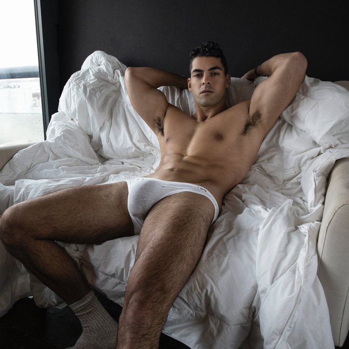 2 years ago shaved me 👶🏼 Something hasnt changed tho🤔 RT if you know what🤪 https://t.co/CPvyYqnMdq