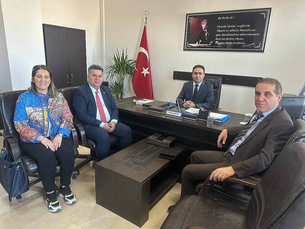 🎯HEDEF "NİTELİKLİ ELEMAN" Okulumuz Dış Tic.Muh.Fin. öğrencilerin Staj çalışmalar hakkında görüşmeler yapmak üzere İlçe Mil.Eğt.Şub.Müd. Sn.Yahya AYRAL,Tek.Müd.yrd.İsmail SARIÇİÇEK,Alan Şefi Kübra Ö. ORUÇ ile birlikte.İl Gümrük Müdürü Sn. Numan AYRAL'ı makamında ziyaret  ettiler.