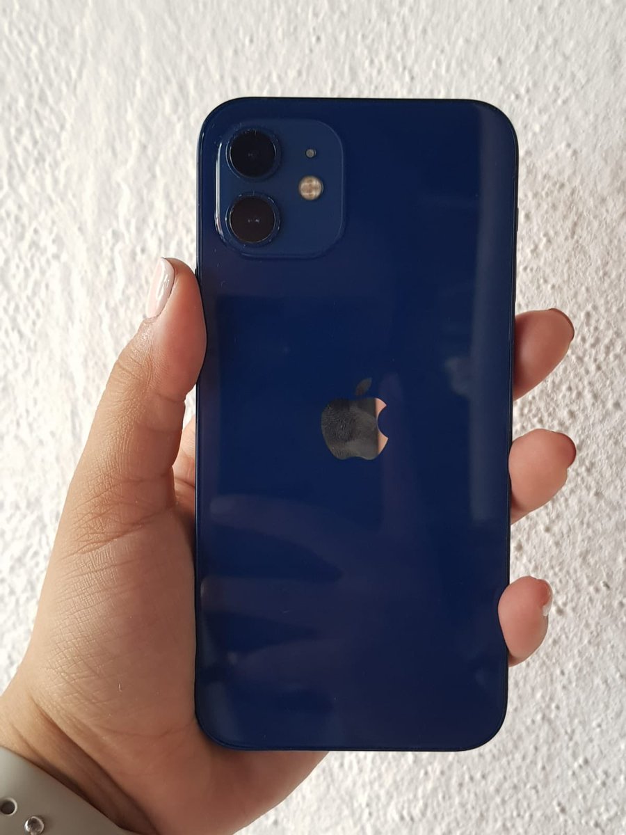 Buenas amigooooos! 
VENDO VENDO iPhone 12 de 64gb en nítido estado. 
Incluye cable original, lo doy en caja con 2 covers anti shock y 3 normales