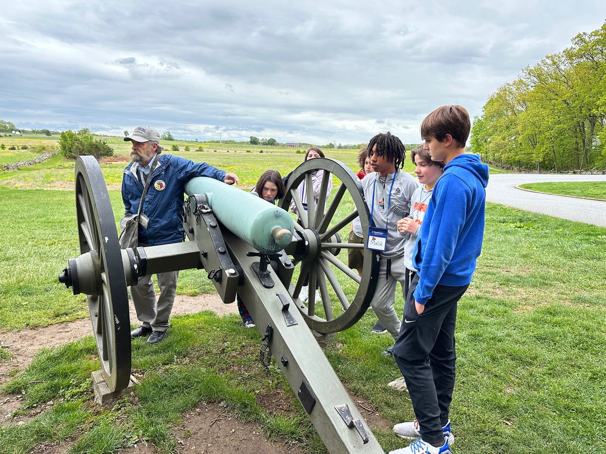 ElmwoodFranklin's tweet image. Our seventh graders left bright and early yesterday morning for their class trip! Their first stop was Gettysburg, where students followed the events from the war's first shots to the Battle of Gettysburg to Lincoln's address. Today, they are off exploring Washington, DC!