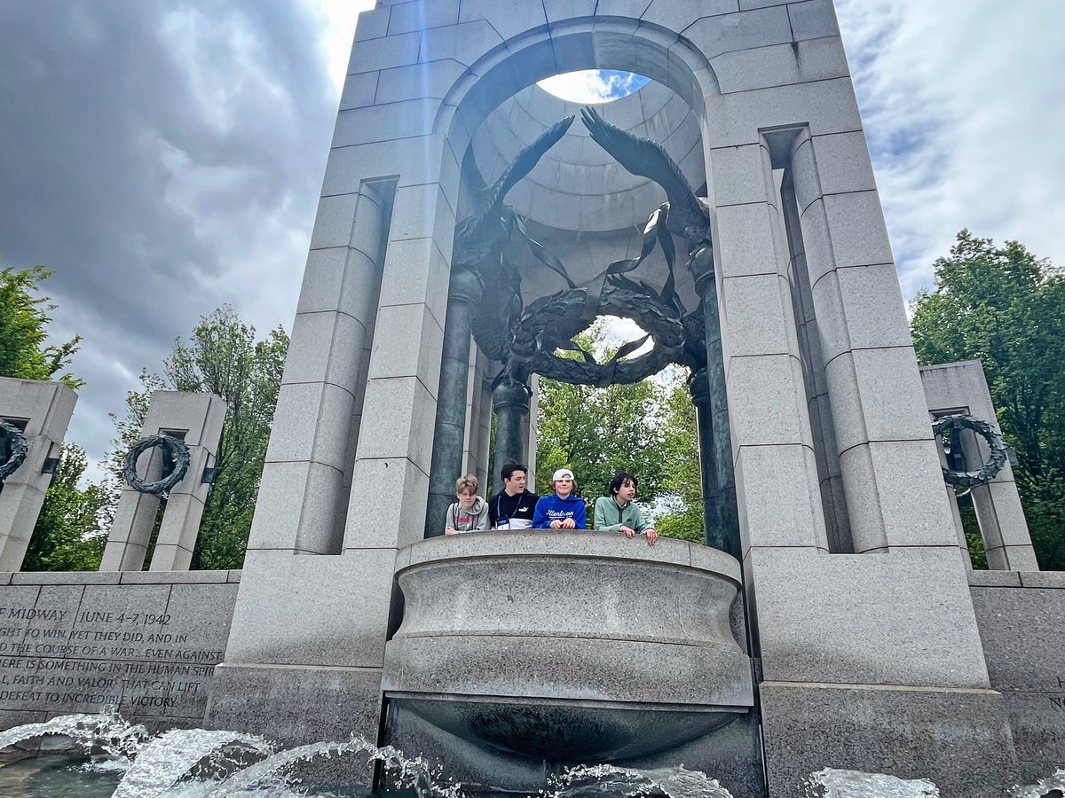 ElmwoodFranklin's tweet image. Our seventh graders left bright and early yesterday morning for their class trip! Their first stop was Gettysburg, where students followed the events from the war's first shots to the Battle of Gettysburg to Lincoln's address. Today, they are off exploring Washington, DC!