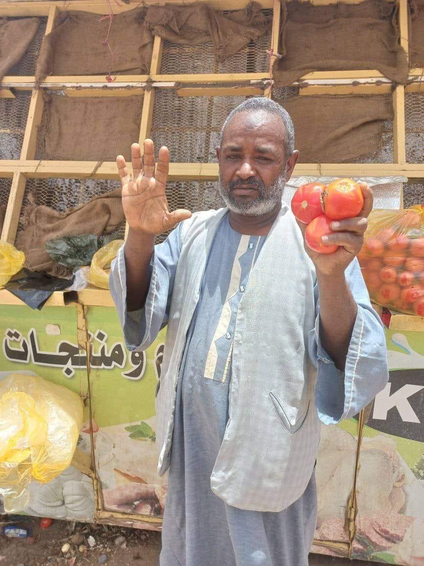 كتب محمد الطاهر 

الفي الصورة دا أستاذنا د. Mohamed Yousif أستاذ بقسم الفيزياء جامعة الخرطوم، درَّس أجيال في كلية العلوم وعدد من كليات المجمع الطبي بالجامعة ولسه مسيرة عطاءو ورسالتو العلمية مستمرة.

دكتور محمد يوسف بالإضافة لشغلو في الجامعة، بمتهن بيع الخضار كعمل إضافي❤

حاليًا