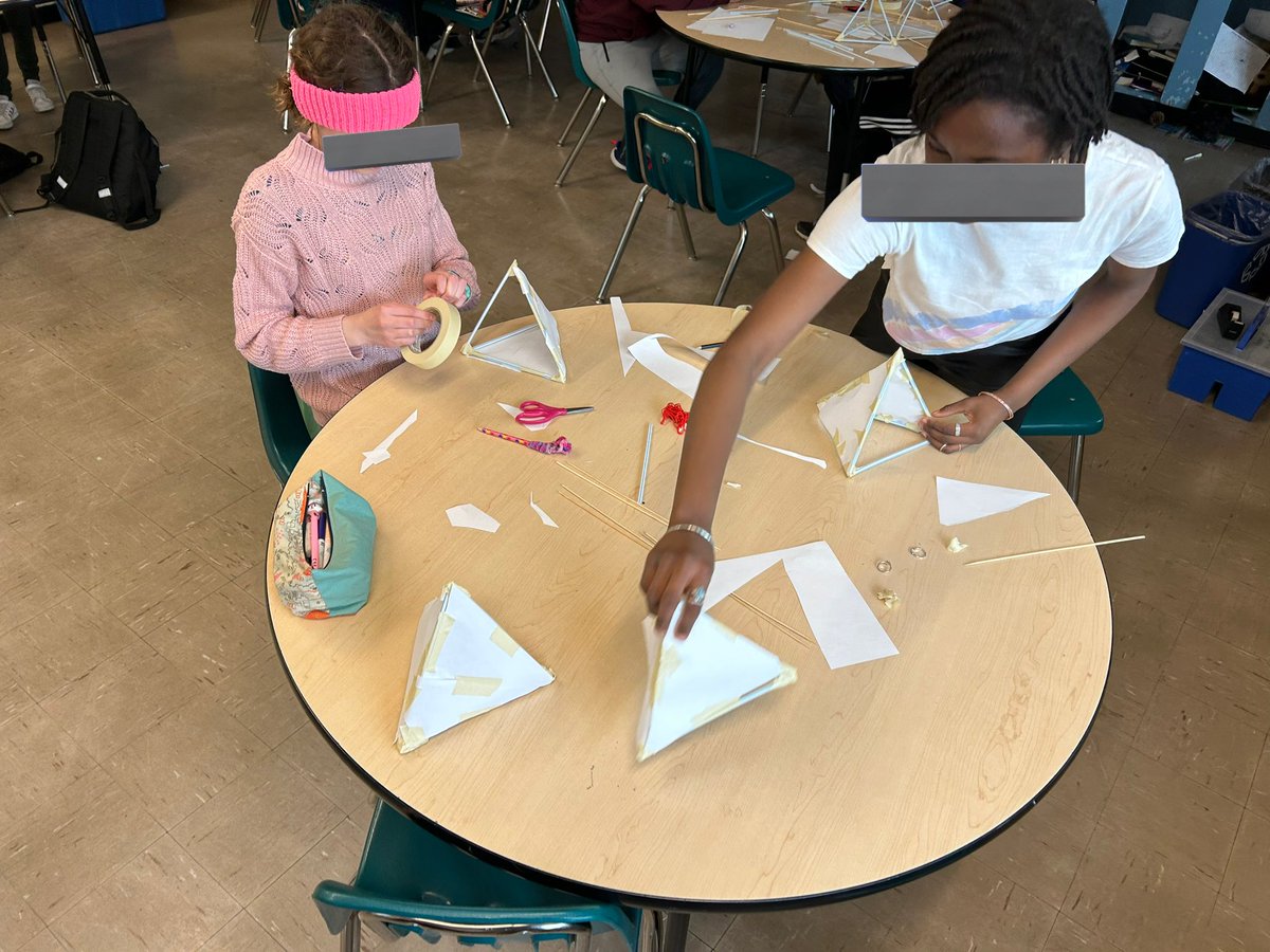 MrEricWalker's tweet image. Learning about flight and angles with these tetrahedral kites. #STEAM #MathMeetsScience
