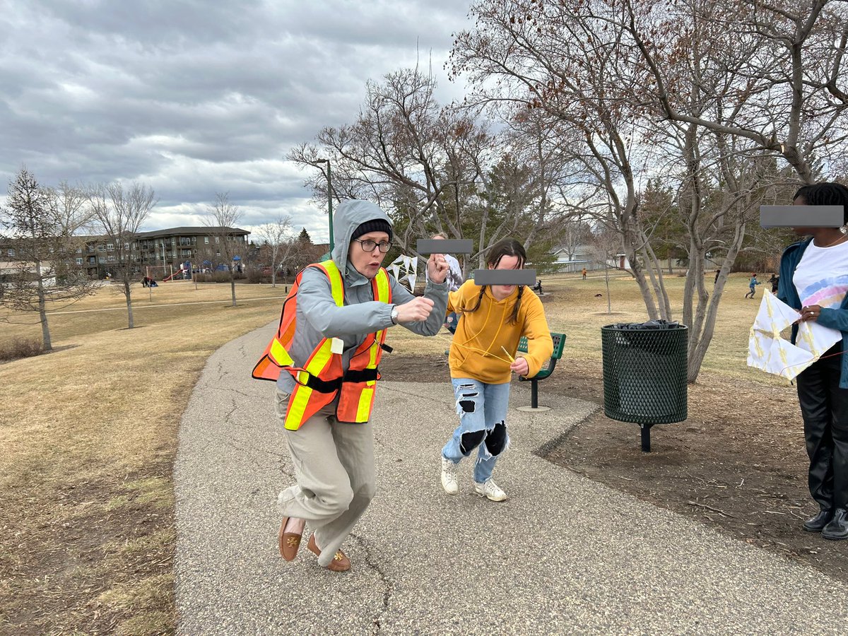 MrEricWalker's tweet image. Learning about flight and angles with these tetrahedral kites. #STEAM #MathMeetsScience