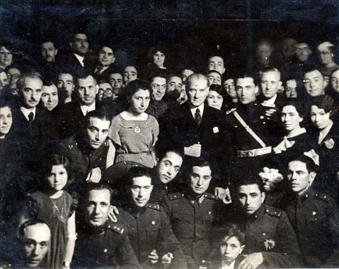 "Biz her şeyi gençliğe bırakacağız… Geleceğin ümidi, ışıklı çiçekleri onlardır. Bütün ümidim gençliktedir."

19 Mayıs Atatürk'ü Anma, Gençlik ve Spor Bayramımız kutlu olsun! ❤️