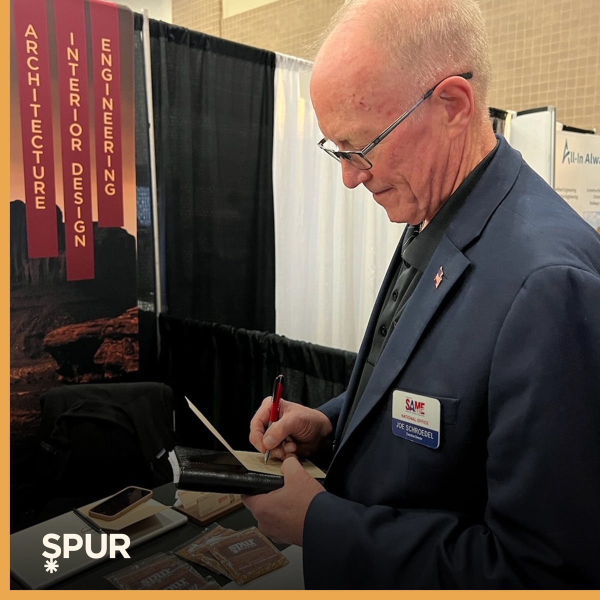 SpurDesignOKC's tweet image. Joe Schroeder, the SAME Executive Director, writing some words of encouragement for the vets at the San Antonio hospital. 😎 🇺🇸
#humanconnection #wordsofencouragement #wordsofhope #sanantoniotexas #hospital #kindnessmatters #conferenceseason #okcarchitecture #supportourveterans