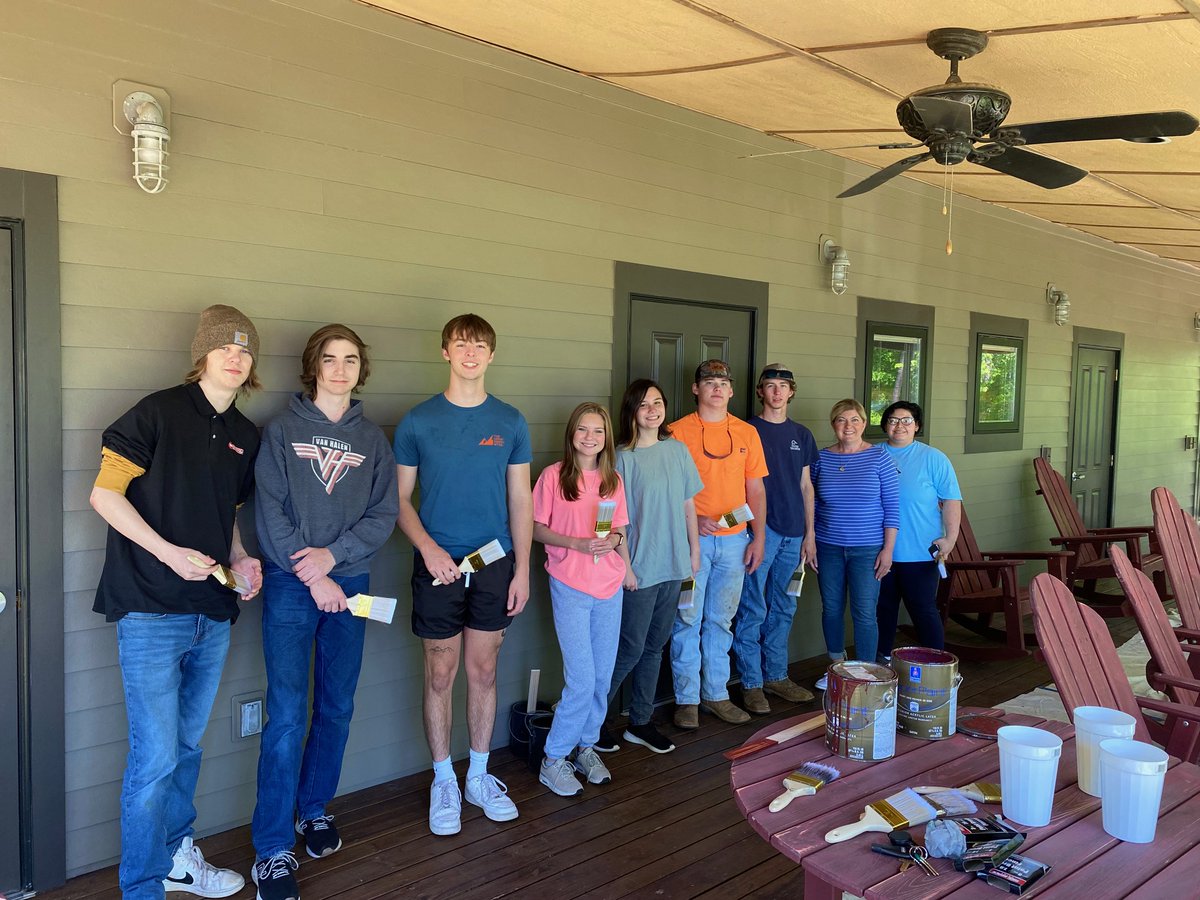 We had a fun day yesterday with this group of The Oaks School students! They visited our Lake Martin campus and helped paint porch furniture at the Harbor Lodge as part of the @ChickfilaLeader for their school! #volunteers #lakemartin #childrensharborvolunteers