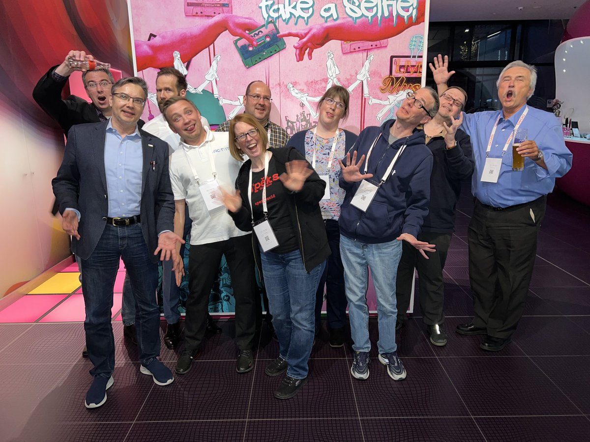 #orclAPEX #Meetup #Frankfurt grüßt den Rest der 🌍 von der #APEXconn23 🥰