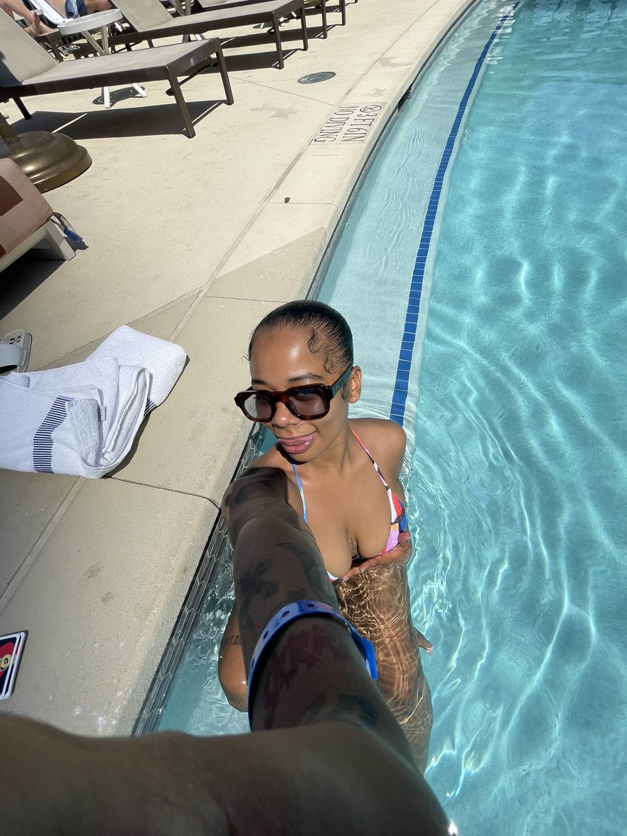 Just a cutie in the pool 🌍