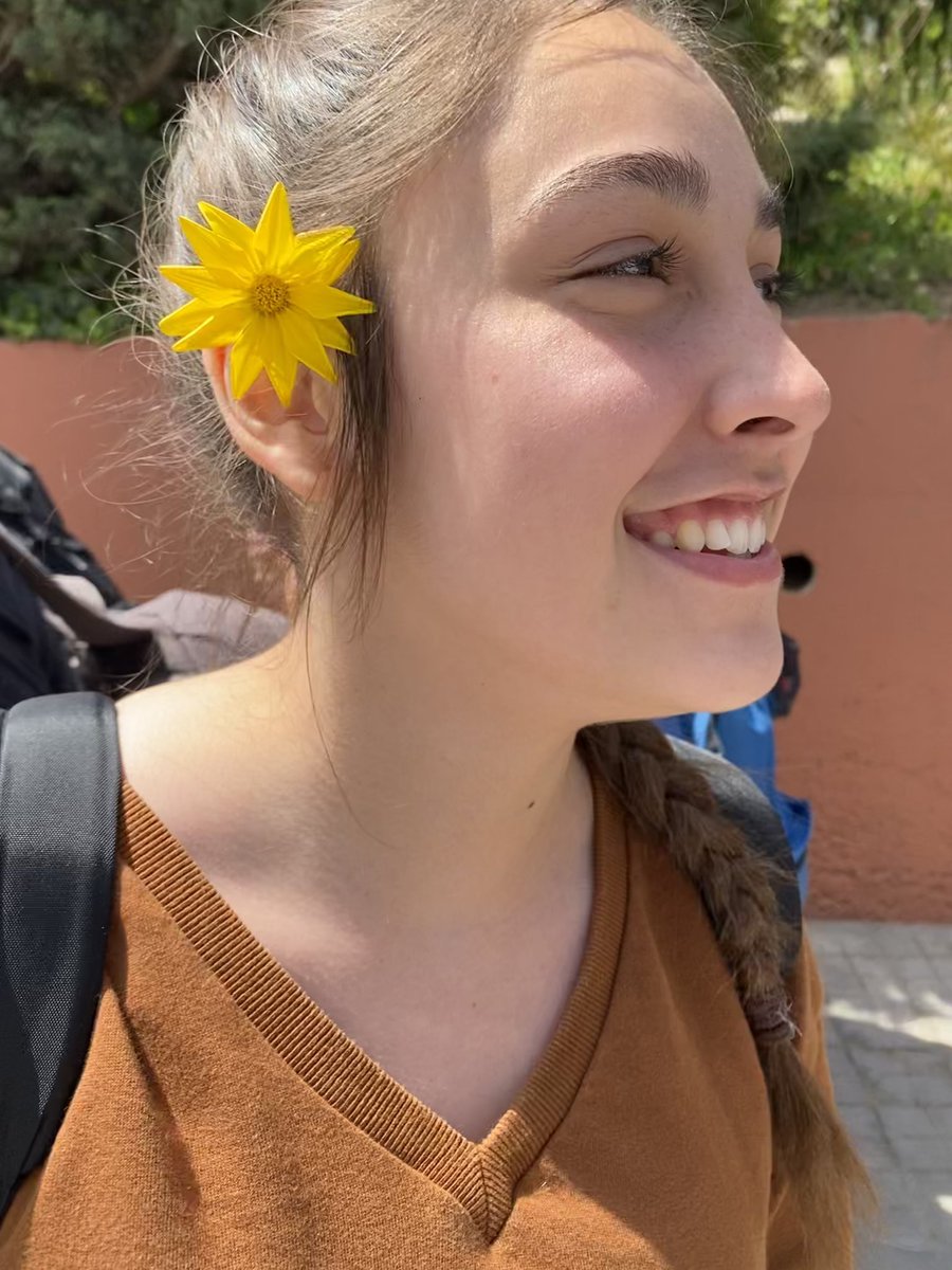 janaaa012's tweet photo. que guapa esta la coji con su floreciiita🌼🌼 https://t.co/Jmj0MozbO4