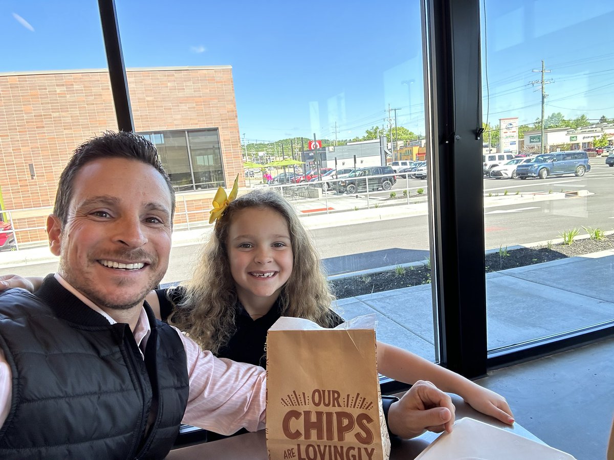 StroufJr44's tweet photo. My daughter Karlie won our Strouf family March Madness bracket challenge this year! 6 years old and even whooped her dad! Enjoyed taking her out for lunch today to celebrate her win! https://t.co/XIvMxw3tTU