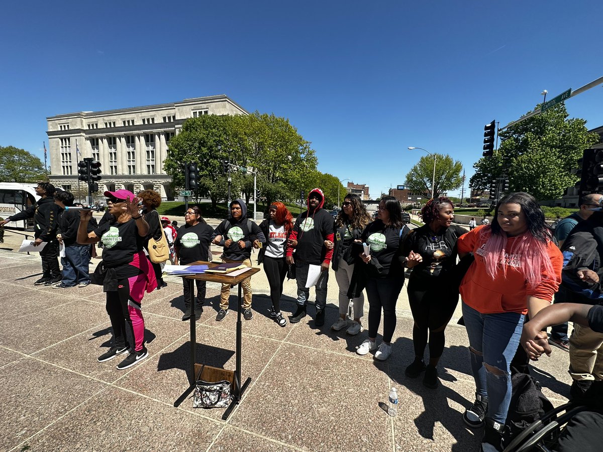 CommsUnited's tweet photo. Over 300 youth &amp; families from across the city of Chicago are in Springfield calling on state legislators to address drug use through treatment and investment in #mentalhealth and shift away from mass incarceration! #AdvocacyDay #HealingThroughJustice https://t.co/NmhGJqNsCD