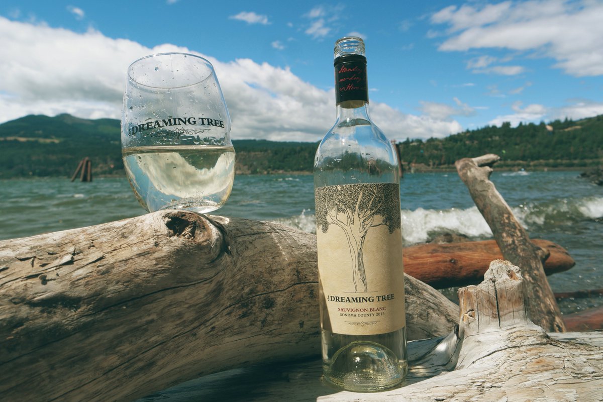 Wine Wednesday! 🍷
The Dreaming Tree Sonoma County Sauvignon Blanc is fresh and juicy with tropical fruit aromas of passion fruit and kiwi, finishing crisp and clean with hints of grapefruit, pineapple, and zesty lime.