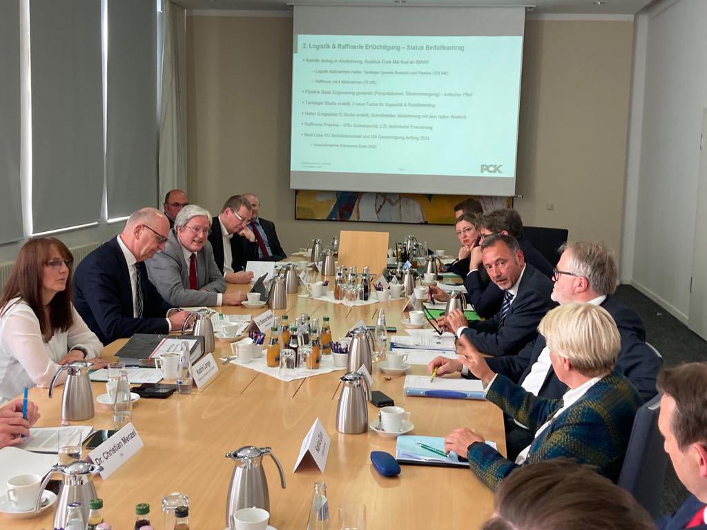 4. Task Force #PCK. Die letzten Wochen und Monate ist intensiv gearbeitet worden. Auslastung in den Monaten Juni und folgende von mehr als 70% sind zu erwarten. Ein #Zukunftskonzept wird Montag (17:30) in #Schwedt vorgestellt werden. Dank besonders an alle #Beschäftigte der PCK!