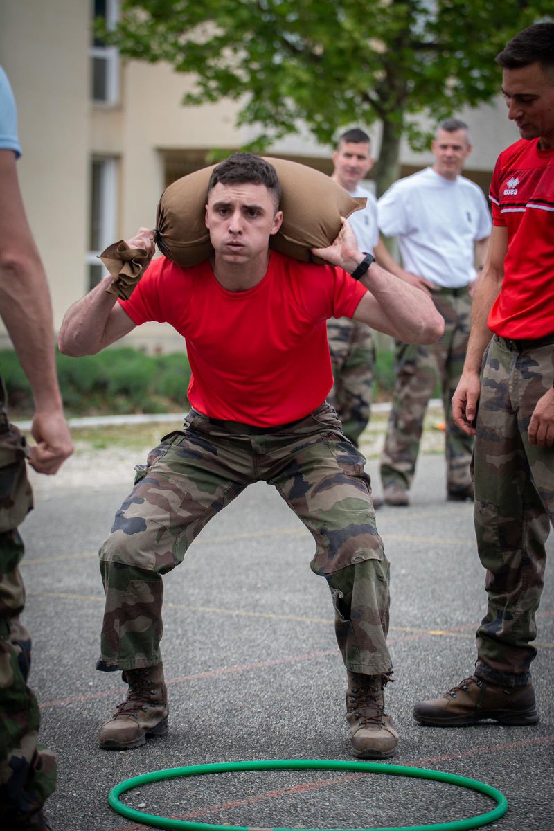 1erSpahis's tweet image. Saint Georges a été bien fêté, sous la présidence d’un ancien officier du régiment, le GBR DUTRONCY de l’E2CIA (@COM_E2CIA). 
Que ce saint patron, mais aussi Yusuf, Lyautey et d’autres figures plus discrètes continuent de veiller sur les #Spahis
@COM6BLB 
#TradisMilis
