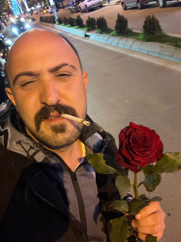 ellerimde çiçekler kapında sırılsıklam görürsen bir gün şaşırma