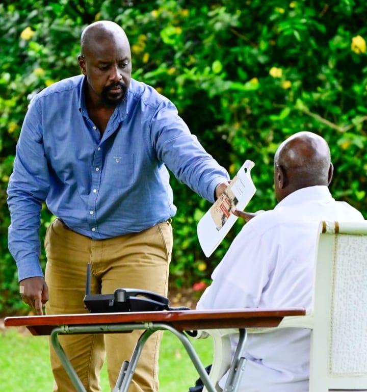 DonTiktok256's tweet photo. President Museveni with Chairman MK movement Gen Muhoozi Kainerugaba @mkainerugaba at Entebbe state house today https://t.co/JIJtj9ybyS