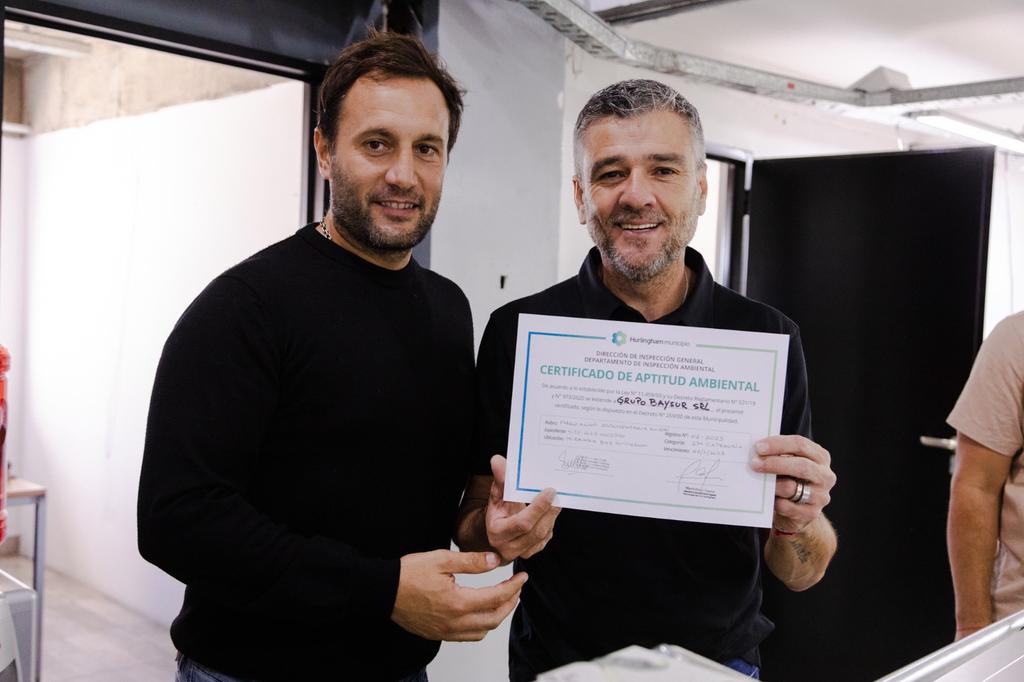 JuanZabaletaOK's tweet photo. ♻️También entregamos a la fábrica el Certificado de Aptitud Ambiental, documento que avala el compromiso con el ecosistema y el cumplimiento con todos los requisitos solicitados, donde demostraron que su productividad es desarrollada sin recurrir a hábitos contaminantes. https://t.co/7aKOuFxwSn