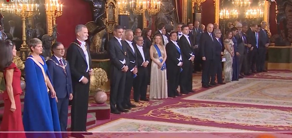 Como temo que la prensa y los yihadistas protocolo estarán ya hiperventilando porque Petro y ningún repre gobierno colombiano han vestido frac en la cena de gala de los reyes, abro 🧵No es falta de respeto, es #activismoestético
