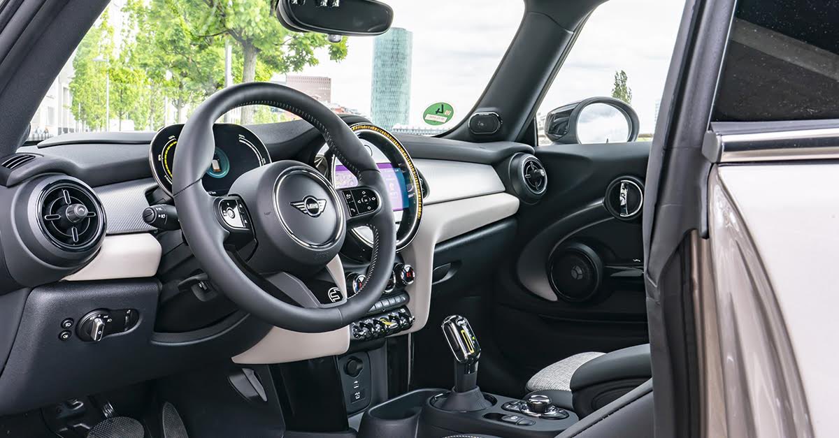 MINImexico's tweet photo. De 0 a 100 km/h en 7.5 s, aceleración inmediata y cuatro modos de manejo distintos, ¿de qué MINI estamos hablando? ⚡
#MINIElectric #MINIHatch #MINI
📸: icones_timers (IG). https://t.co/Og3hotEfVl
