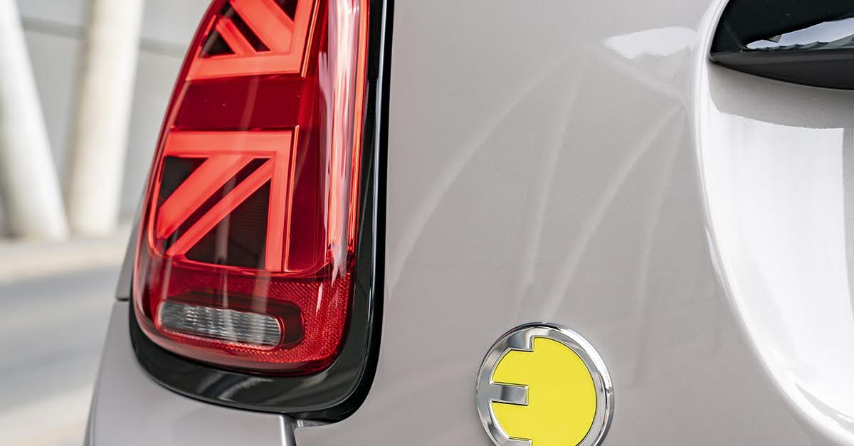 MINImexico's tweet photo. De 0 a 100 km/h en 7.5 s, aceleración inmediata y cuatro modos de manejo distintos, ¿de qué MINI estamos hablando? ⚡
#MINIElectric #MINIHatch #MINI
📸: icones_timers (IG). https://t.co/Og3hotEfVl