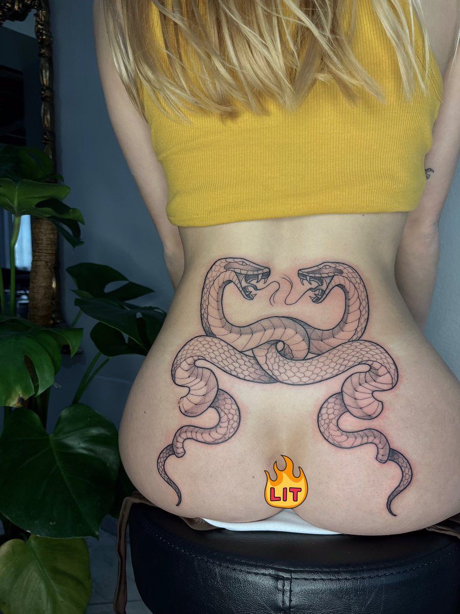 moonaudia's tweet photo. lovely tattoo i did last week 🐍🍑 https://t.co/1C14Tj2tDz